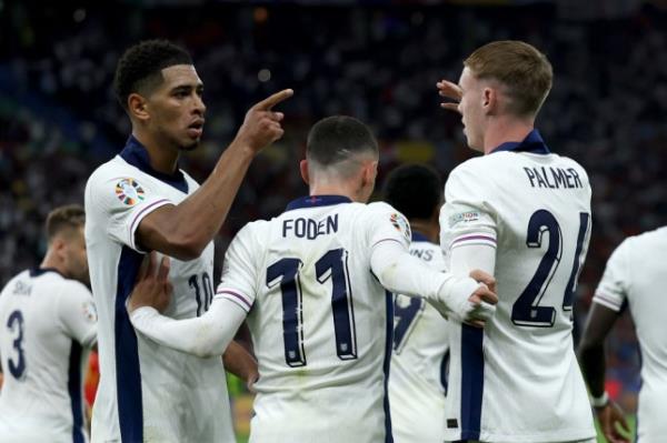 Cole Palmer of England celebrates scoring his team's first goal with teammates Jude Bellingham and Phil Foden during the UEFA EURO 2024 final match between Spain and England at Olympiastadion 
