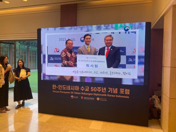 甘地·苏里斯蒂扬托大使与韩国外交通商部长官朴振出席印尼-韩国建交50周年纪念论坛。