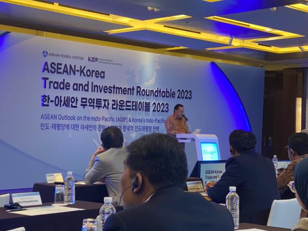 甘地·苏里斯蒂扬托大使在2023年东盟-韩国贸易投资圆桌会议上发表贺词。