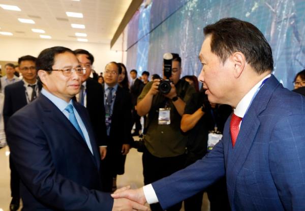 越南总理范明钦（左）与SK集团会长崔泰源