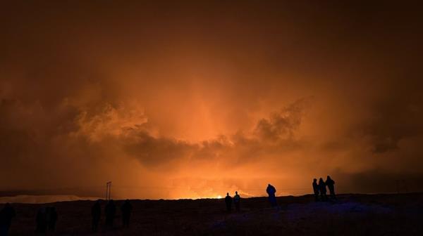 o<em></em>nlookers watching Icelandic volcano eruption