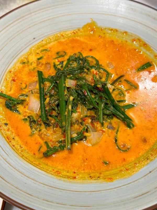 Flood your rice with the Gulai Paku, wher<em></em>e fern fro<em></em>nds are paired with creamy, mildly spicy curry — Picture by Lee Khang Yi