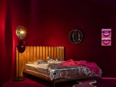  Viva Magenta used as a backdrop theme for Denby ware.